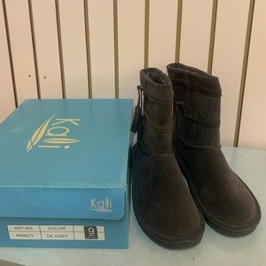 Dark gray winter boot size 9